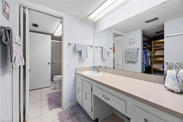 Updated Bathroom w/Extra Vanity