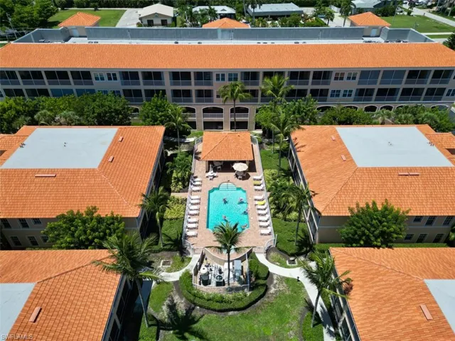 Aerial view of a pool and apartment complex