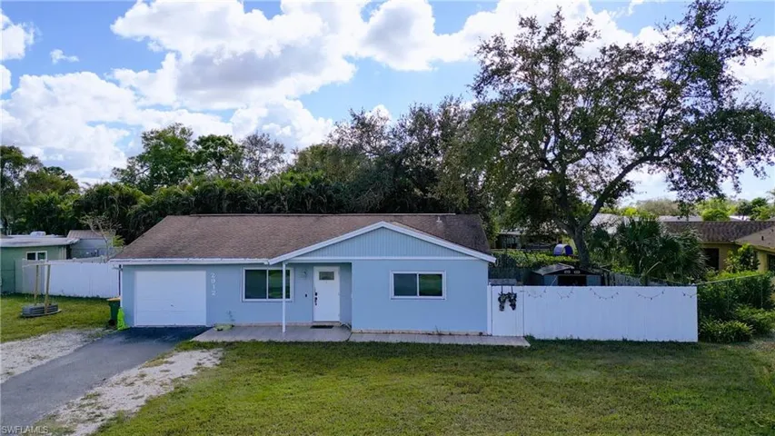 Ranch-style home with driveway and stucco siding