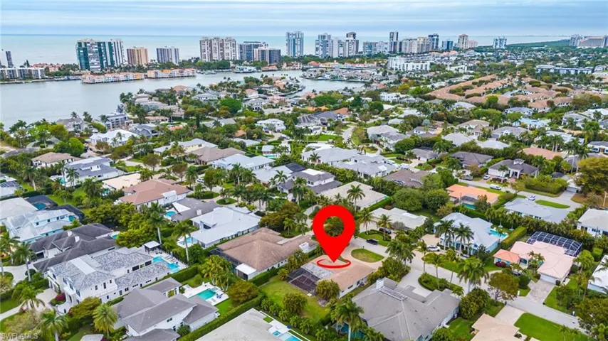 Beautiful location in the Moorings to build your dream home.  Selling for lot value only.