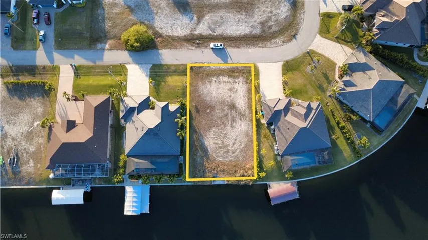 Aerial view of residential area featuring property parcel outlined