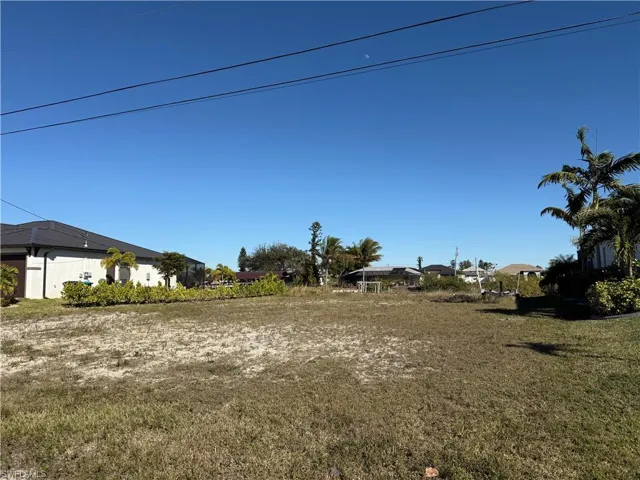View of yard with a residential view