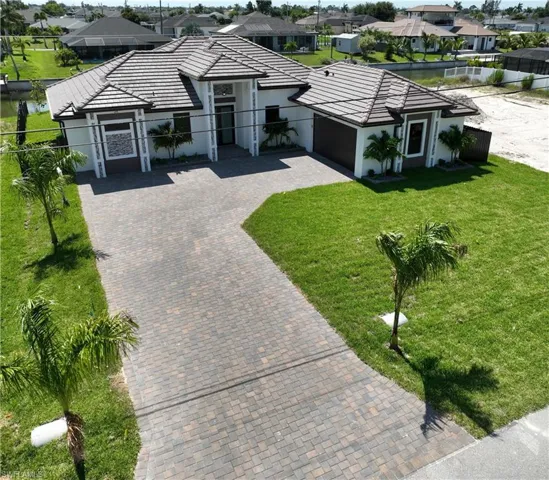 View of front of property featuring a front yard