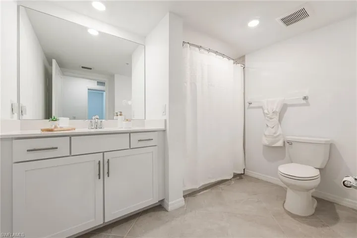 Hall bathroom with tub/shower combination