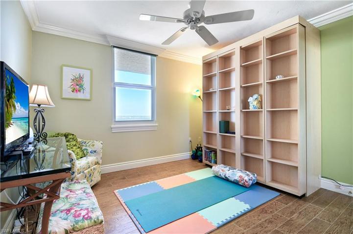 2nd Guest Bedroom w/Murphy Bed