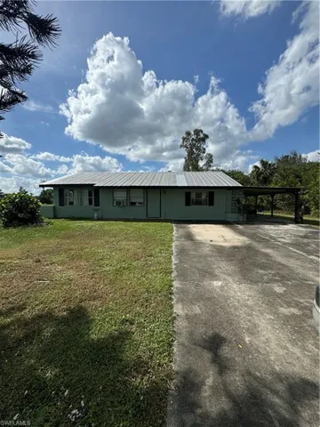 View of front facade featuring a front yard