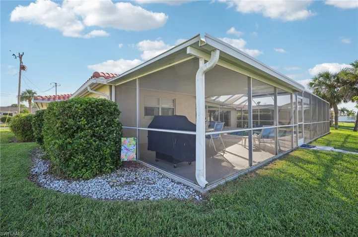 Screened Covered Lanai Dining Area