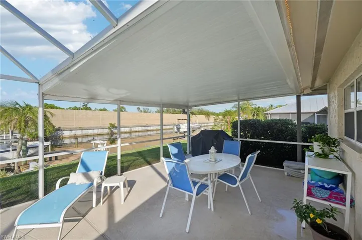 Covered Lanai Dining Area