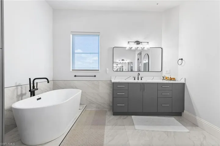 Free standing soaking tub.