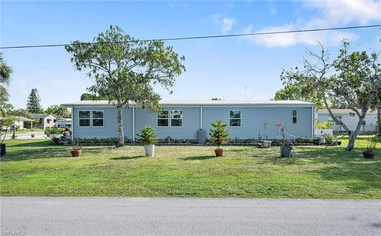 Manufactured / mobile home with a front yard