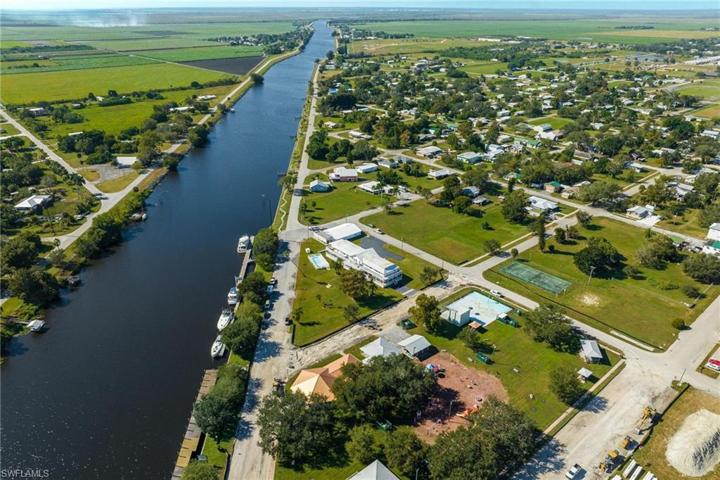300  1st  ST, Moore Haven, FL 33471