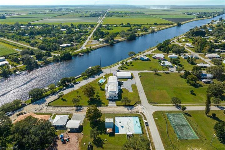 300  1st  ST, Moore Haven, FL 33471