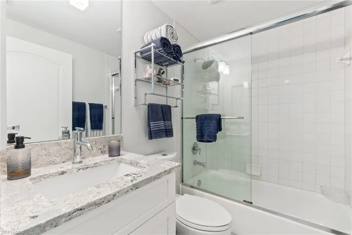 guest bathroom between 2 guest rooms