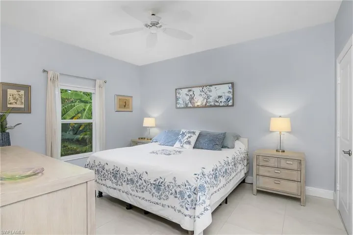 Primary suite with en-suite bathroom