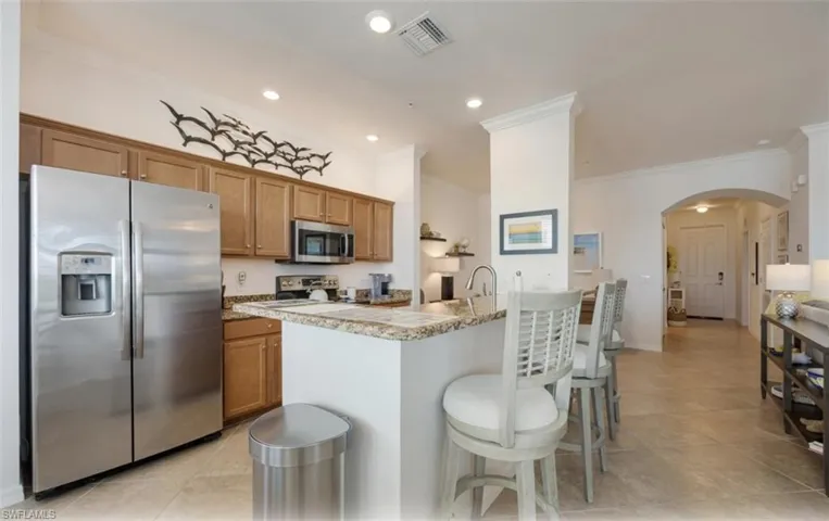 Kitchen with breakfast bar