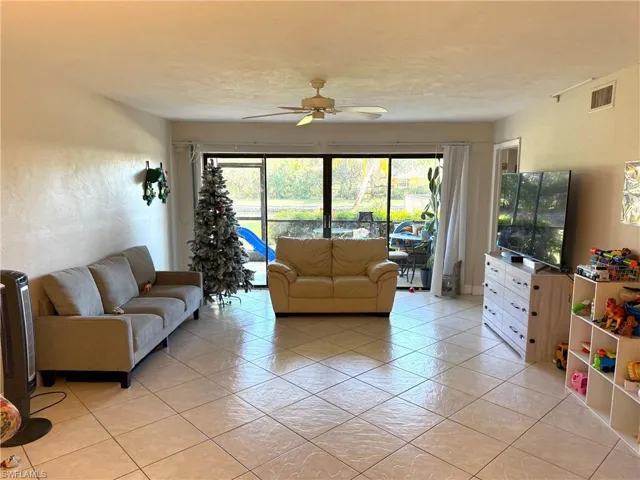 700  Valley Stream  DR, Naples, FL 34113