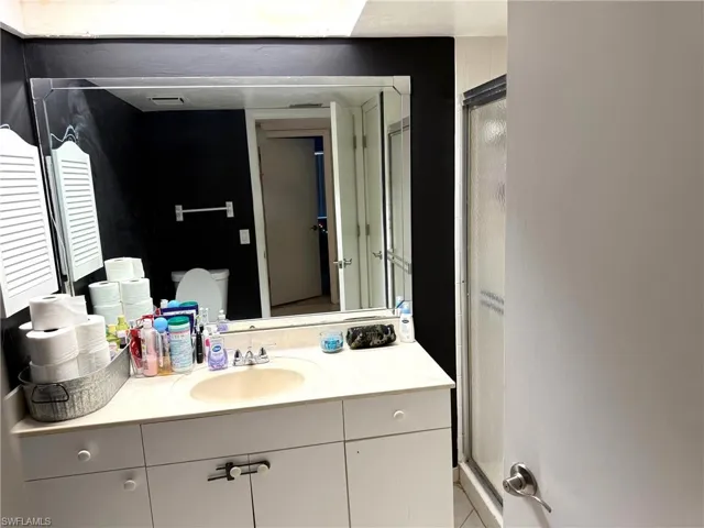 700  Valley Stream  DR, Naples, FL 34113