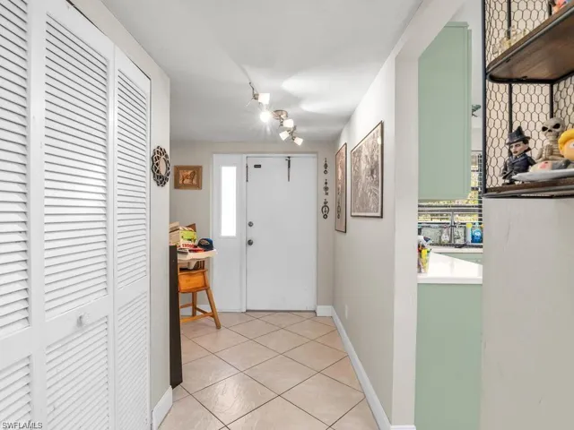 700  Valley Stream  DR, Naples, FL 34113