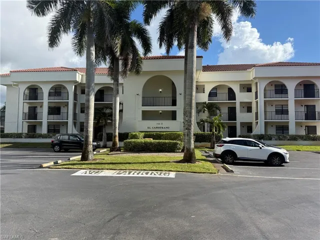 700  Valley Stream  DR, Naples, FL 34113
