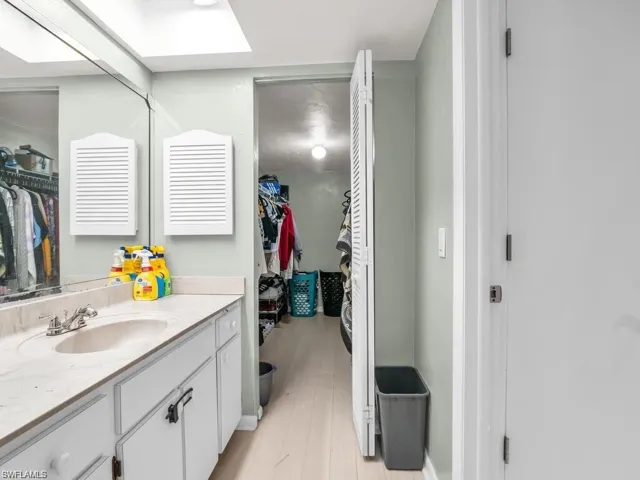 700  Valley Stream  DR, Naples, FL 34113