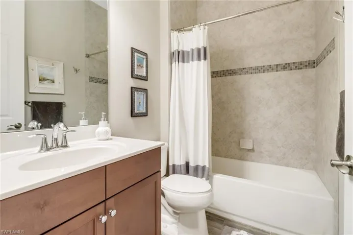 Full bathroom featuring shower/tub combo.