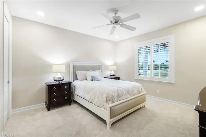 Guest bedroom with en-suite bath