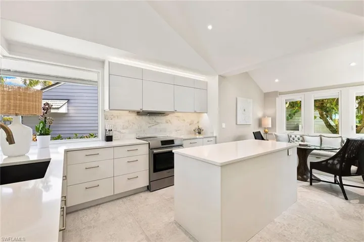 643  Bridgeway  LN, Naples, FL 34108