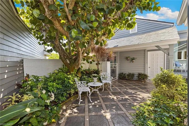 643  Bridgeway  LN, Naples, FL 34108