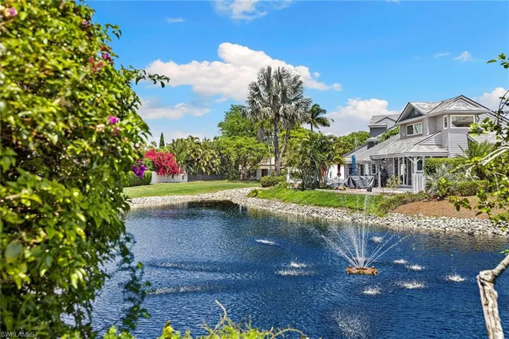 643  Bridgeway  LN, Naples, FL 34108