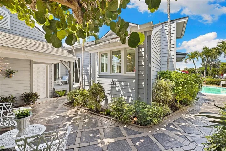 643  Bridgeway  LN, Naples, FL 34108
