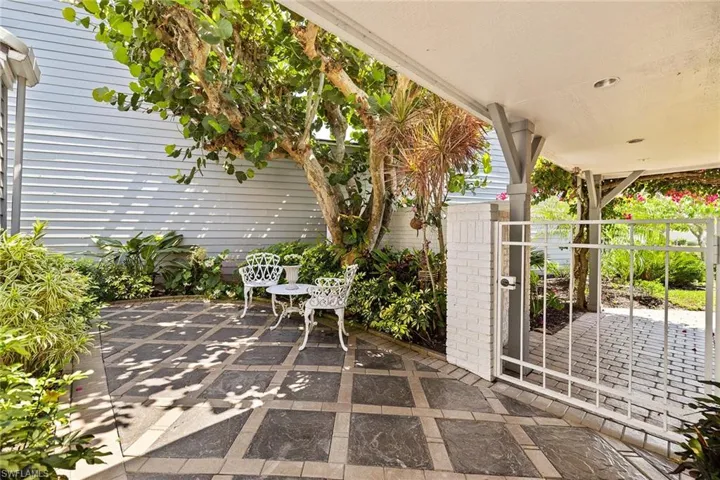 643  Bridgeway  LN, Naples, FL 34108