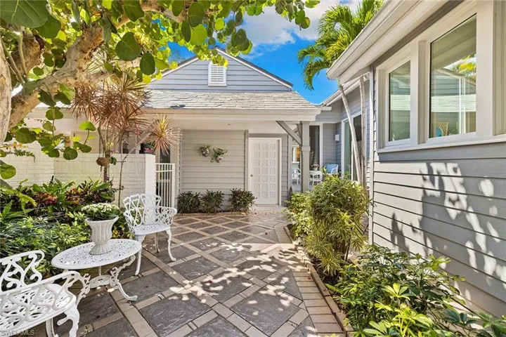 643  Bridgeway  LN, Naples, FL 34108