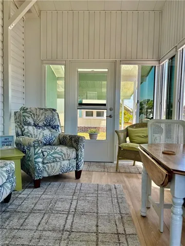View of sunroom / solarium