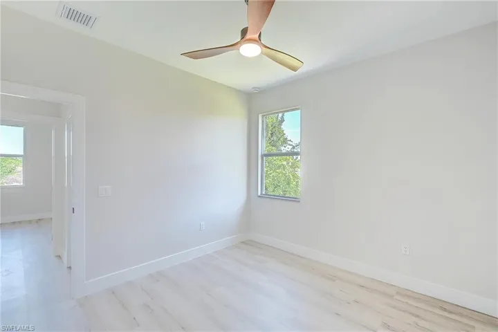 Unfurnished room featuring light wood-type flooring and a ceiling fan
