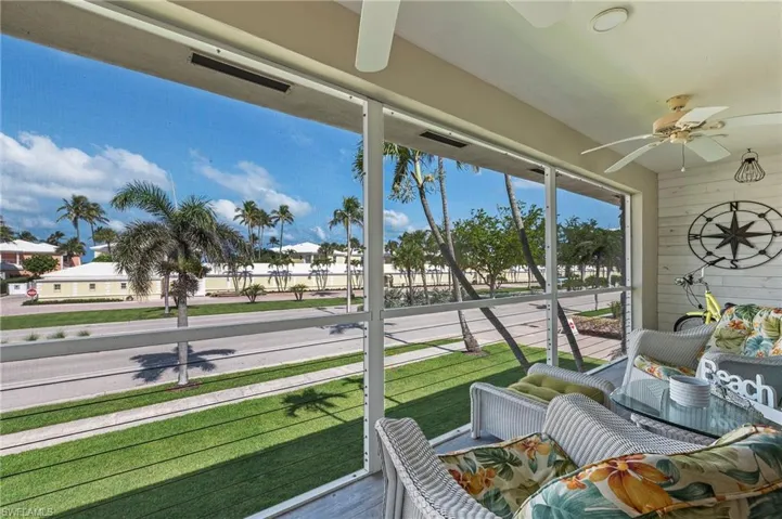 Sunroom / solarium with a ceiling fan