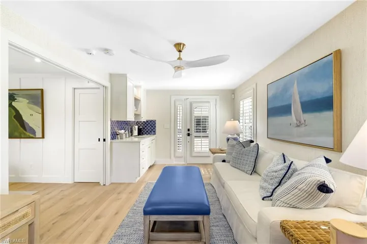 Casita/Cabana living room and wet bar featuring white oak hardwood floors.