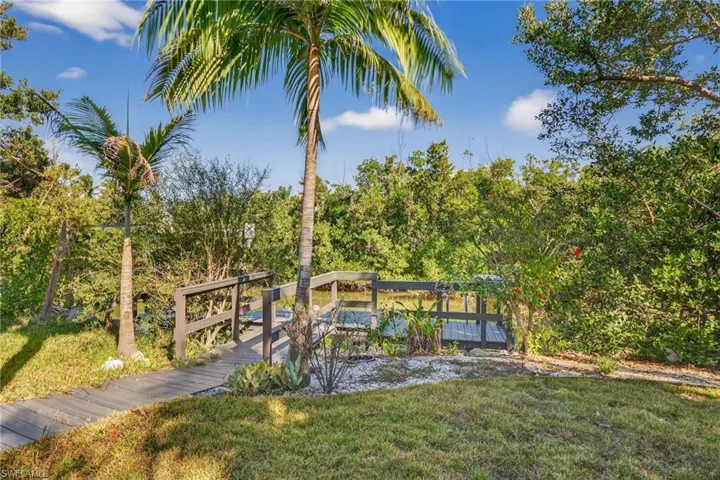 6476 Pine Ave, Sanibel, Florida 33957