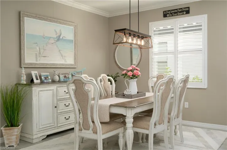 Dining room with ornamental molding