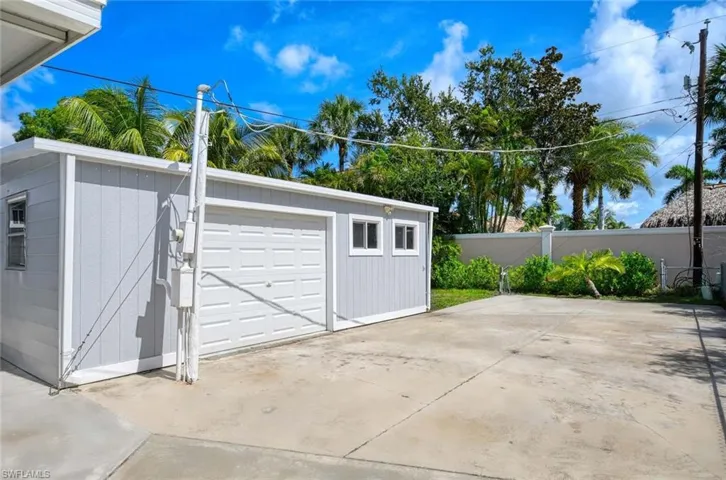 2  Sonderhen  DR, Naples, FL 34114
