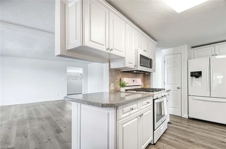 2  Sonderhen  DR, Naples, FL 34114