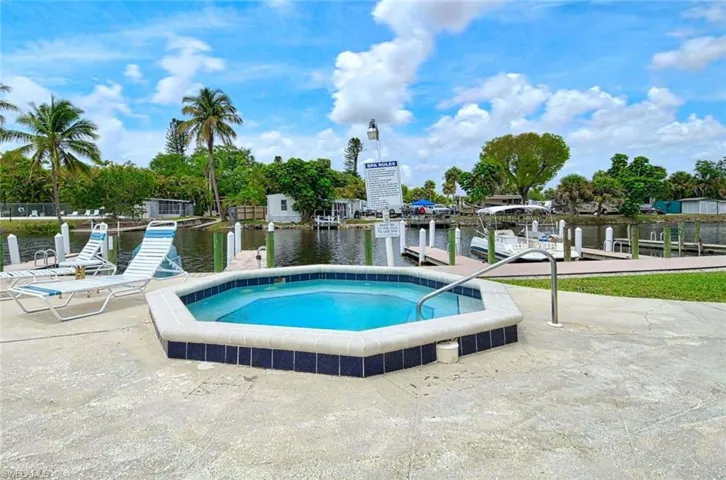 2  Sonderhen  DR, Naples, FL 34114