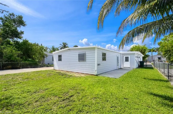 2  Sonderhen  DR, Naples, FL 34114