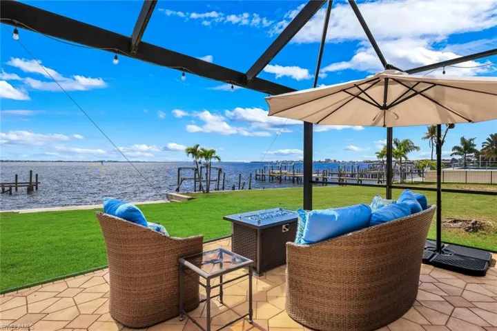 1028  Dolphin  DR, Cape Coral, FL 33904