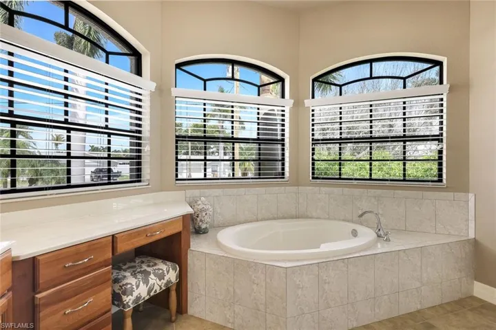 1028  Dolphin  DR, Cape Coral, FL 33904