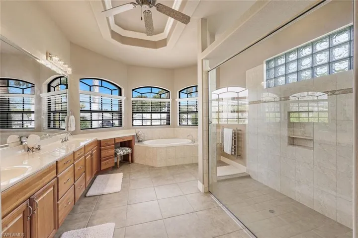 1028  Dolphin  DR, Cape Coral, FL 33904