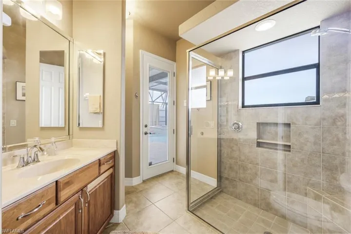 1028  Dolphin  DR, Cape Coral, FL 33904