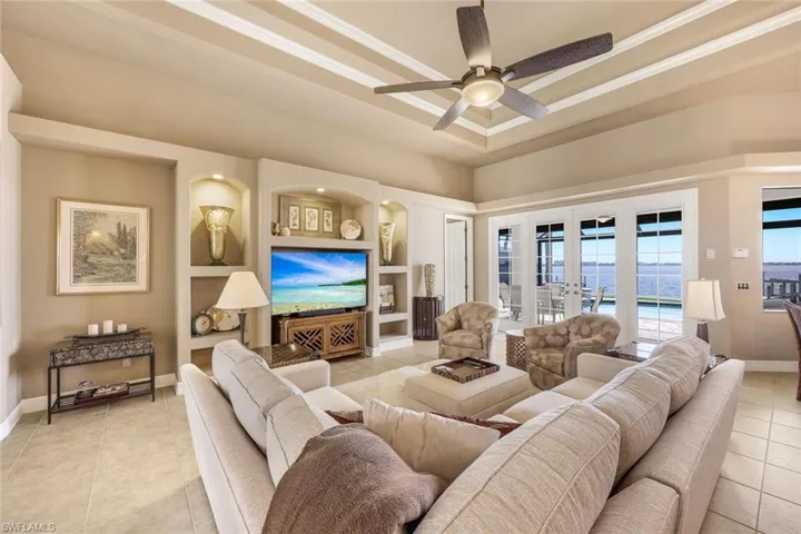 1028  Dolphin  DR, Cape Coral, FL 33904