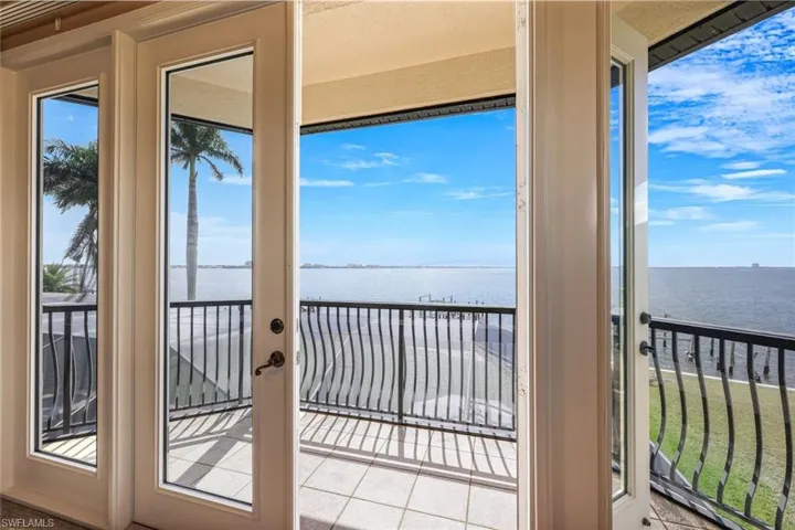 1028  Dolphin  DR, Cape Coral, FL 33904