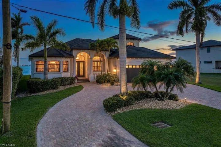 1028  Dolphin  DR, Cape Coral, FL 33904
