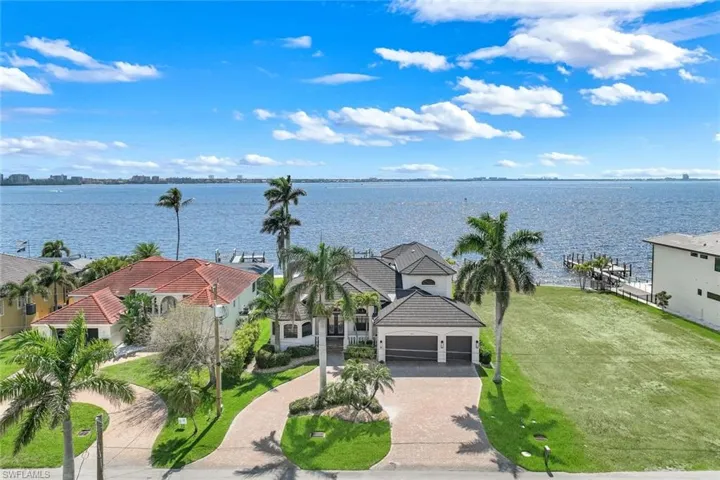 1028  Dolphin  DR, Cape Coral, FL 33904
